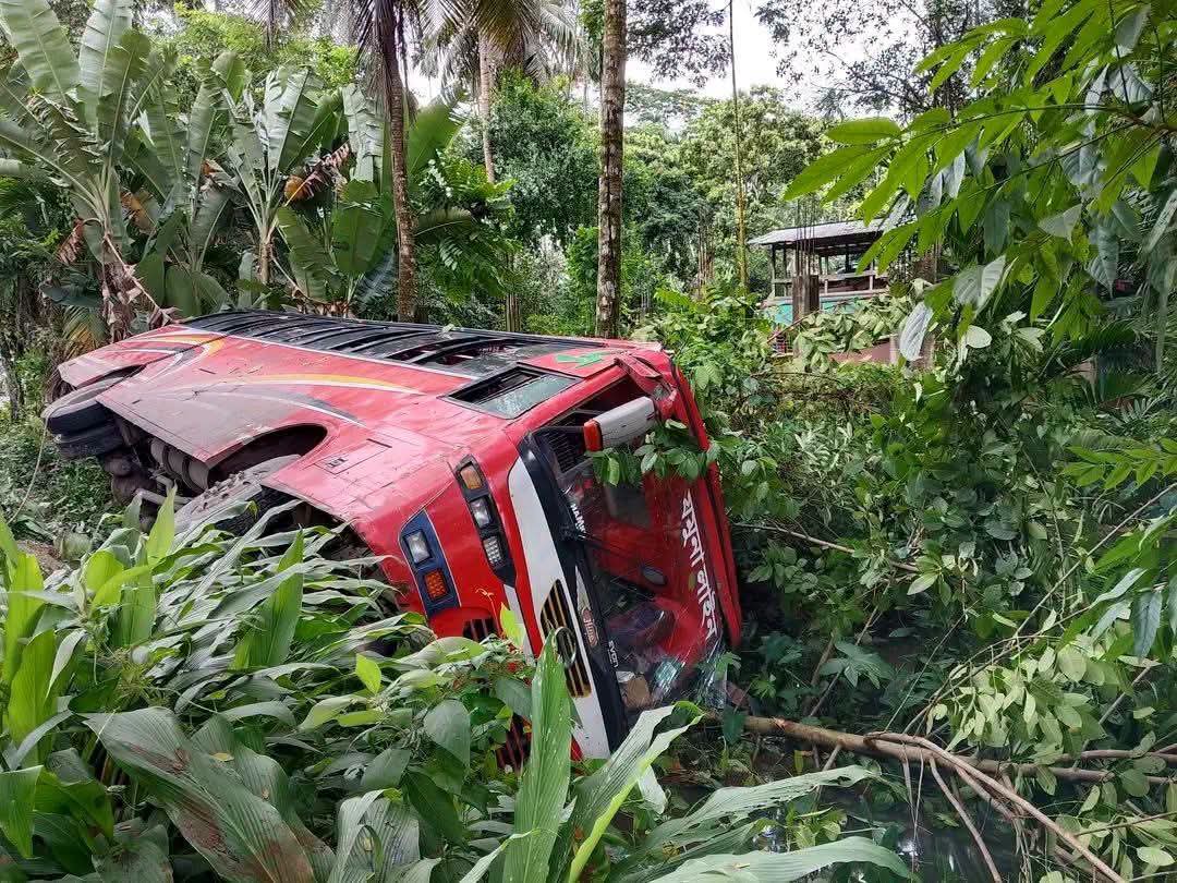 ভান্ডারিয়ায় যমুনা লাইনের বাস খাদে: চালকসহ কয়েকজন আহত।